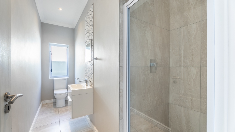 To Let 4 Bedroom Property for Rent in Bloubergstrand Western Cape